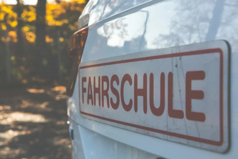 Fahrschule Schild an Auto